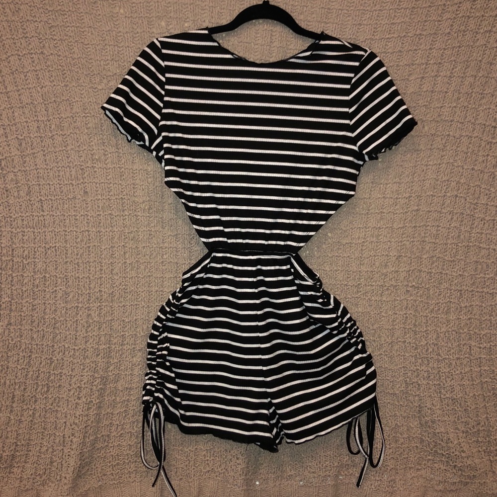 3️⃣FOR2️⃣5️⃣💲‼️Waist cut out romper